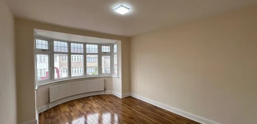 4 bed end terrace house to rent Windsor Crescent, Harrow, Greater London HA2