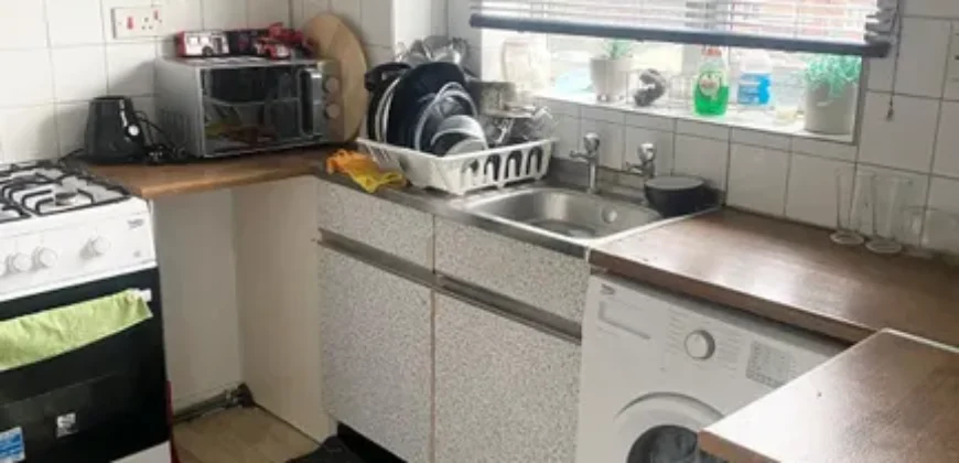 Cosy 2 bedroom house for rent at Poplar Grove, London, N11 3NX.