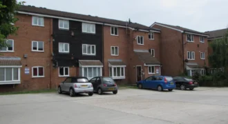 Cosy 2 bedroom house for rent at Poplar Grove, London, N11 3NX.