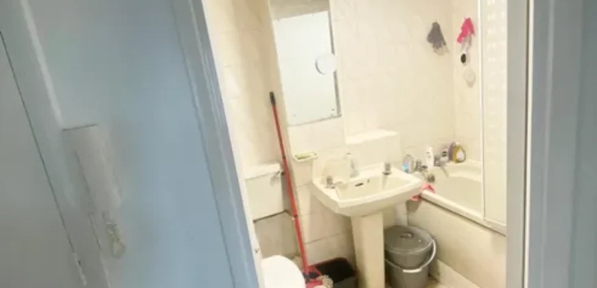 Cosy 2 bedroom house for rent at Poplar Grove, London, N11 3NX.
