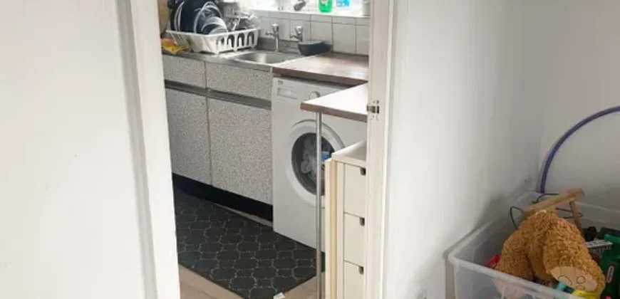 Cosy 2 bedroom house for rent at Poplar Grove, London, N11 3NX.